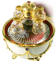 Водка Императорская Коллекция золотая (Водка )Графин 0.75л.+рюмочки для водки императорская коллекция в футляре в форме яйца Фаберже в золоте .