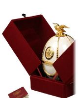 Водка Императорская Коллекция белая,красная (Водка )Графин 0.75л.+рюмочки для водки императорская коллекция в футляре в форме яйца Фаберже белая,красная